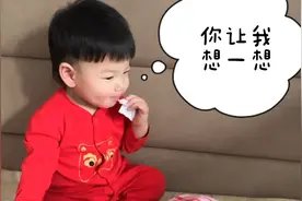 小睿睿不吃手改成吃纸了，十七想问你们家的孩子也爱吃纸吗？视频封面