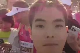 无锡马拉松野鸳鸯原视频曝光，网友调侃:大爷很久没发朋友圈儿了视频封面