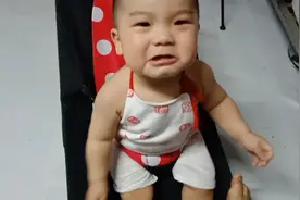 怎么这么牛的宝宝坐在睡床上跳，跳翻睡床了还要跳，真的大皮了视频封面