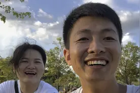 媳妇不爱运动，带她逛公园却不愿走路，难怪小罗每次出门不带她