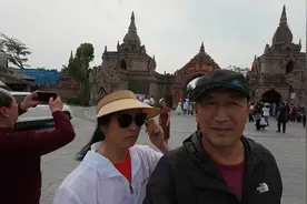 退休夫妻旅居西双版纳，在瑞丽逛一寨两国景区。