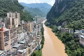 大山深处的云南盐津县，被誉为我国最窄的县城，四周全是高山视频封面