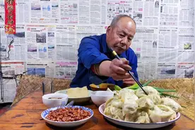 阴天下雨，老汉包一大锅肥肉大饺子，全是肥肉没点瘦肉看着都吓人视频封面