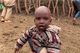 非洲22岁女人生了八个孩子，还想继续生！视频封面