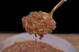 猪肉饺子馅要怎样调才鲜嫩多汁又不腥呢，看完视频您就会了