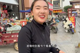 小两口摆摊卖炒鸡架，一出摊就被围了，这生意弄对症了！视频封面