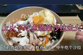 00小伙大学生周末在宿舍中午12多起床，睡麻了，吃饭充能