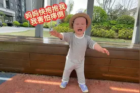 一岁多的宝宝害怕摔倒，说啥都不肯自己独立走路，这可怎么办呀！