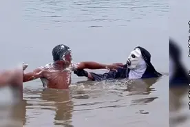 恶搞路人，戴上面具趁路人不备整蛊路人，有人甚至直接跳到了水里视频封面