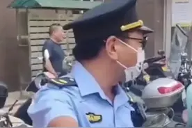 城管到小区内拖车