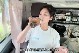 睡过头了，晒到衣服都褪色了，女大货司机独自一人在外视频封面