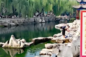 济南第二黑虎泉免门票景区内环境清幽小桥流水垂柳依依泉水可品尝视频封面