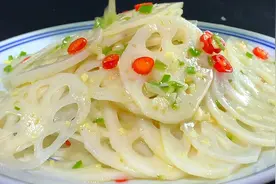 夏天要多吃莲藕，教你一道好吃的凉拌藕片，鲜嫩脆爽，酸辣开胃。