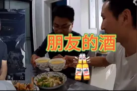 《朋友的酒》深情豪迈的歌词，唱出了兄弟情谊，把酒当歌豪迈洒脱