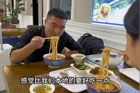 来到西宁火车站换乘火车，顺便吃个地道的大西北牛肉面视频封面
