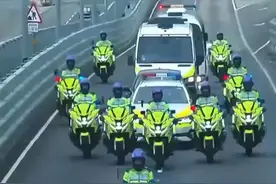 壮观！警察摩托车队列行驶在高速公路上视频封面