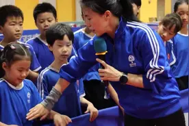 笑笑跑向王楠拥抱妈妈，转圈打球趴在地上，王楠摸女儿肚子太有爱视频封面