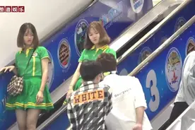 #日常趣事# 在商场的自动扶梯上，情侣甜蜜拥吻😍👫👩‍❤️‍💋‍👨视频封面