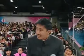 当身着中山装的周星驰起身鞠躬，他就是明星中最耀眼的那颗#娱乐视频封面