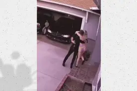 每天晚上在家门口等候丈夫的女子，这大概就是不为生活所累的样子视频封面