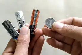 才知道，原来用一枚硬币就能判断电池有电没电，不用任何测量工具视频封面