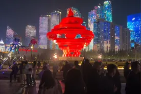 山东青岛游玩攻略 五月风地标 第一天晚上必去的五四广场看灯光秀