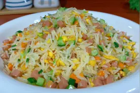 这才是蛋炒饭的正确做法，米饭粒粒分明，香味四溢，营养又好吃视频封面