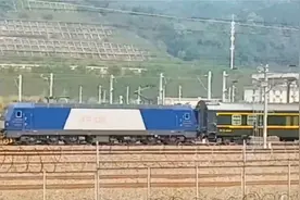 从重庆西站驶出的k507次绿皮普速列车