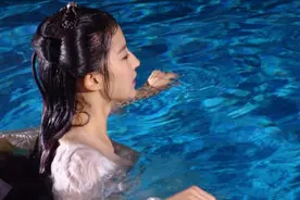 太美了？刘亦菲蓝色泳衣惊艳亮相，辣眼身材火爆网络！视频封面