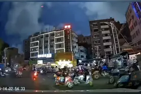 一声巨响后不明光体从广东茂名市上空飞过。是什么？视频封面
