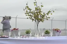 快速行驶的汽车拖动桌布，难得一见的现象发生了，什么原理？