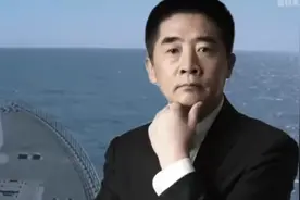 南昌舰打开导弹发射盖板，随时准备击落美军舰载机。