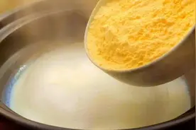 玉米面倒进滚烫的牛奶中，教你30年保姆拿手绝活，好吃营养易消化