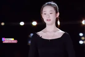 张艺凡首次登台！紧张到上台忘脱保暖鞋，太可爱了视频封面