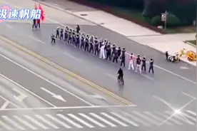 街上出现的那些暴走团严重影响了交通，这种现象到底是啥意思。视频封面