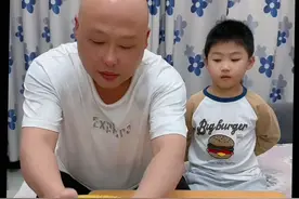 奇怪了，最后一根香蕉怎么这么硬？ #父子搞笑视频封面