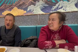 怀孕了有父母陪伴很幸福，雪花做完检查，一起吃饭唠嗑，真温馨