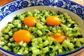 早餐不要买，鸡蛋打入到黄瓜中，几分钟解决全家早餐，营养又美味