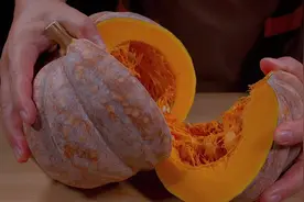 南瓜里面加入面粉，不加一滴水一滴油，一次做两锅，很受欢迎