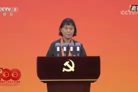 张桂梅代表“七一勋章”获得者发言