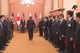 日本首相会见美国防长，日本首相一脸严肃视频封面