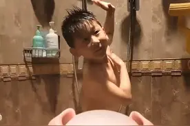 宝贝第一次自己洗澡，像做广播体操一样，可爱极了视频封面