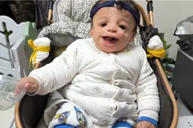 吉祥早上六点喝奶要起床不睡还笑，妈妈抱吉祥烤火抱着走来走去的视频封面