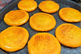 红薯别老熬粥了，试试红薯饼做法，简单两步软糯香甜，全家爱吃
