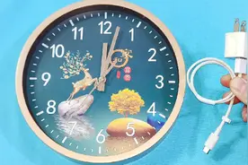 钟表上接一个手机充电器，以后再也不用换电池了，真是简单又实用视频封面