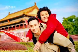 背着母亲游天安门的小伙子！ #孝心视频封面
