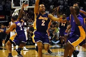 这球是咋进的？NBA10大不可思议绝杀，费舍尔0.4秒极限操作成绝唱视频封面