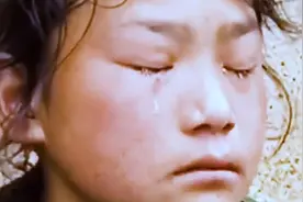 苦命的姐弟俩无父无母，陌生男子的做法感动所有人！！！视频封面