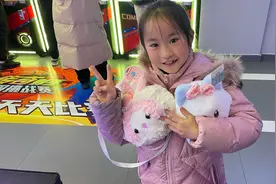 静静来电玩城抓娃娃，总共用300个游戏币，最后抓到2个毛绒玩具