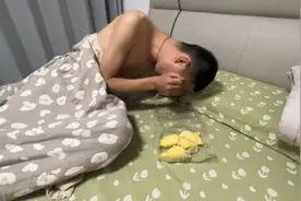 一个不爱吃榴莲但嘴硬的男人😂#榴莲#嘴硬的男人 #酒后迷惑行为